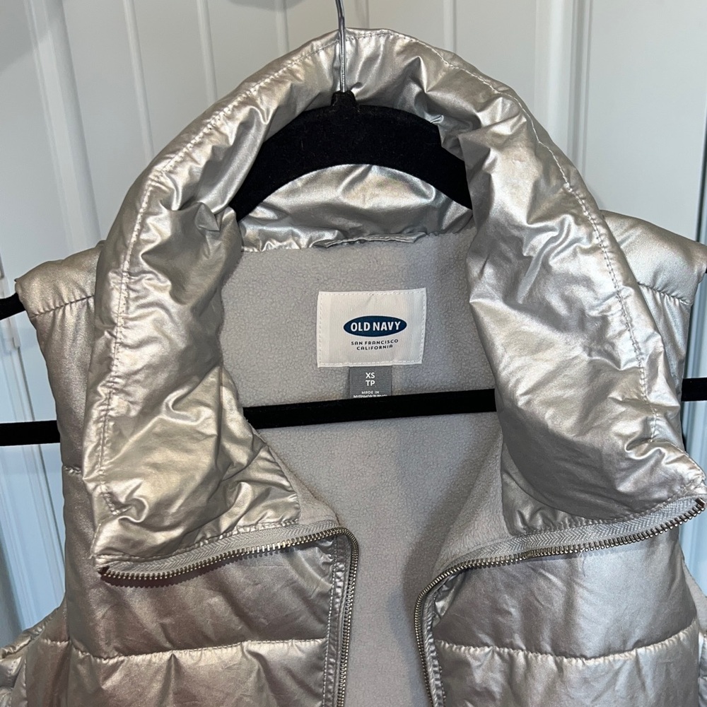 Old Navy Silver Puffer Vest - Womens XS - Picture 5 of 7